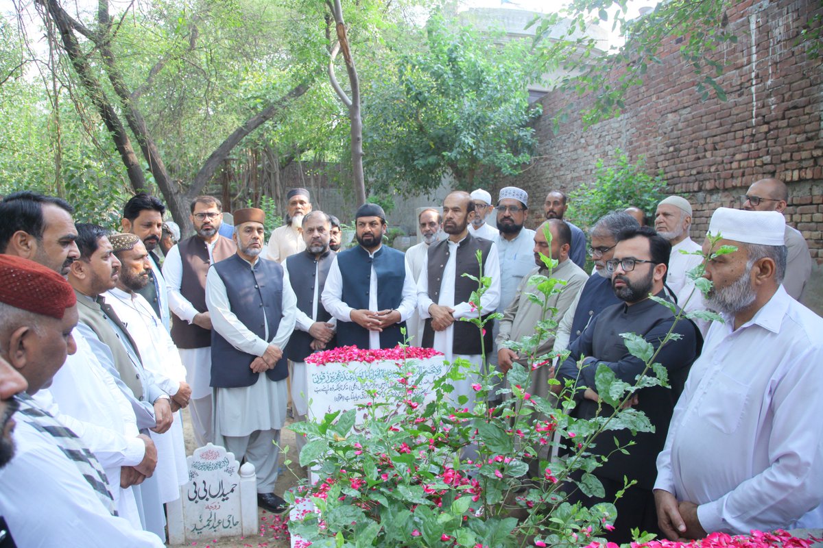 PATofficialPK's tweet photo. نائب صدر پاکستان عوامی تحریک راجہ زاہد محمود قادری کی قیادت میں اعلیٰ سطحی وفد  نے کوٹ لکھپت قبرستان میں شہیدسانحہ ماڈل ٹآؤن میاں محمد عمر صدیق شہید کے مزار پر حاضری دی اور شہید کے درجات کی مغفرت اور اہلِ خانہ کے لیے استقامت کی دعا کی
#PAT #PakistanAwamiTehreek #12yearsofjustice https://t.co/Hi5tu1pqRP