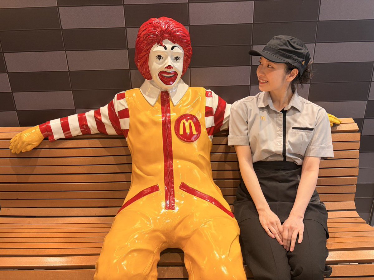Yui_yoko1208's tweet photo. 先日の発表にたくさんの温かいメッセージをありがとうございます😌

ORICON NEWSさんにて、マクドナルドでのアルバイト時代のお話や、今につながっている考え方についてお話ししています🍔🍟

実は今回の撮影で初めてビッグマックを作りました！

よろしければご覧ください🌟

https://t.co/QNdGyhHHNn https://t.co/ZoEu7406fM