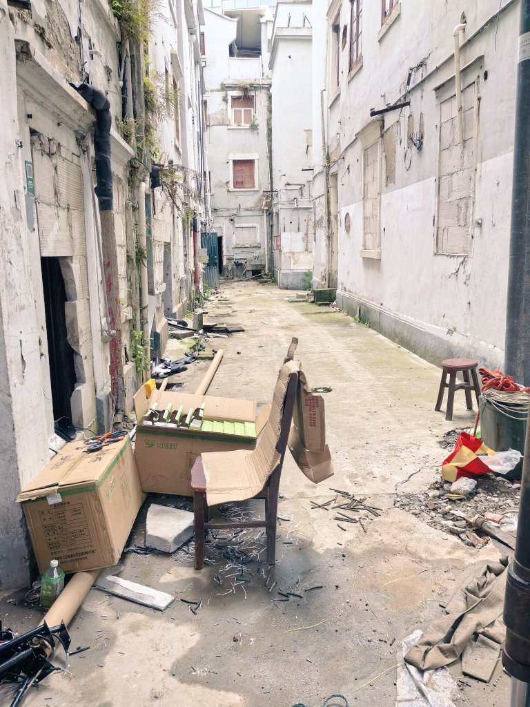 waitmubayun's tweet photo. 来确认点位，和乐器天堂金陵东路仅一墙之隔，居民早都迁走等待，过了两年终于启动拆迁。两年时间没有人烟，地面长出青苔，木板房子老化坍塌，不时有瘦弱的流浪猫冒出脑袋…我其实真的很喜欢很喜欢一个人踏勘，在这些被使用殆尽，被遗忘、被破坏的地方，幻想一个崭新的世界。 https://t.co/9r7RQzpbQA