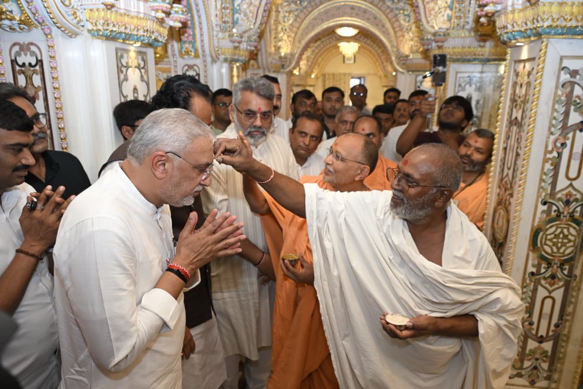 BJP4Gujarat's tweet photo. પ્રદેશ અધ્યક્ષ શ્રી @iJagdishBJP એ આજે ગોંડલના અક્ષર મંદિરે ભગવાન સ્વામિનારાયણના દર્શન કરી સૌની સુખાકારી માટે પ્રાર્થના કરી. 

જય સ્વામિનારાયણ 🙏🏻 https://t.co/hURGKrzeub