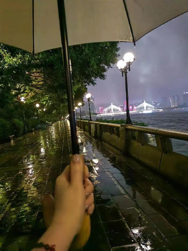 kucugulov's tweet photo. A stranger helped me pick up all the books I dropped on a rainy street today, no words needed but such a warm moment. Small kindness makes big difference. https://t.co/CceGw5TTRG