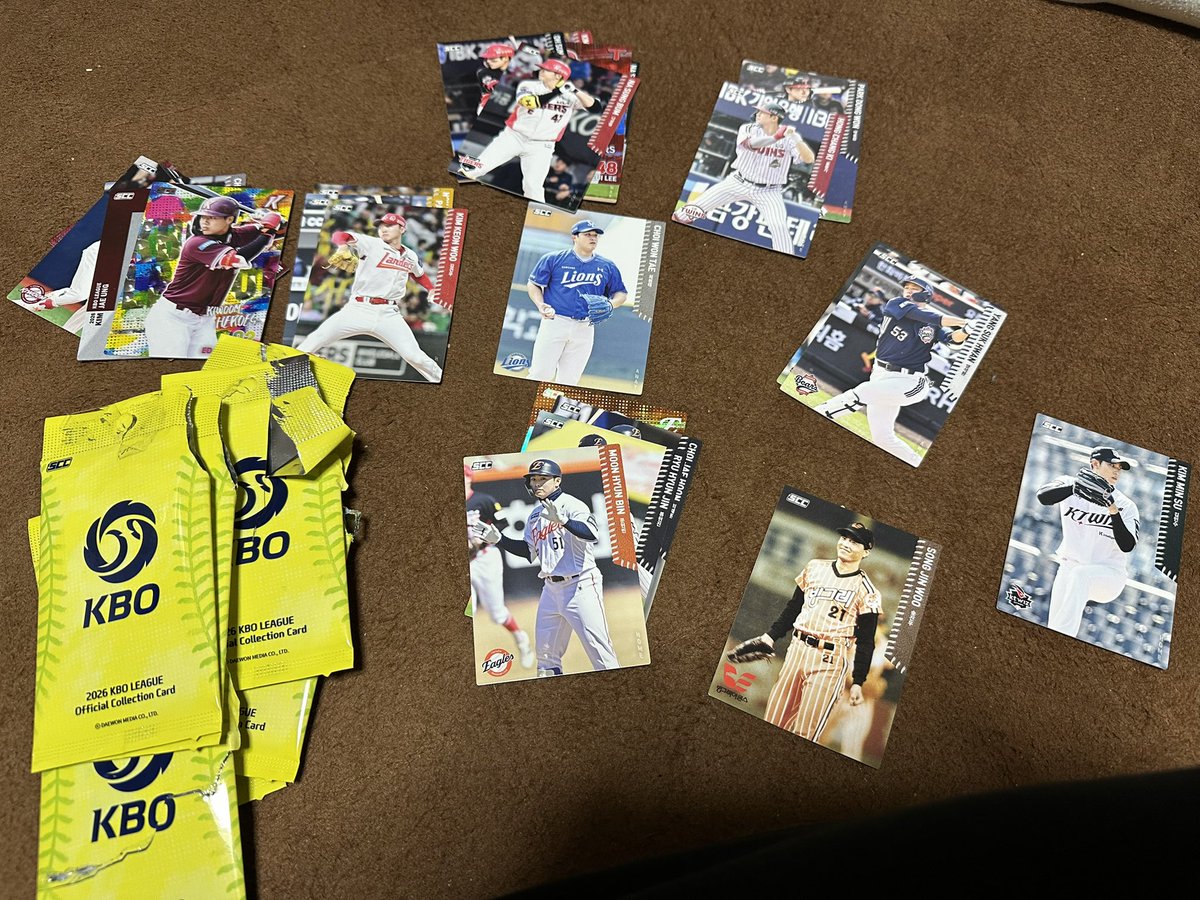 baseball_10abe's tweet photo. え？こんなに買って롯데がない…삼성も1枚しかない…ㅠㅠ https://t.co/o5sWZ95RTf