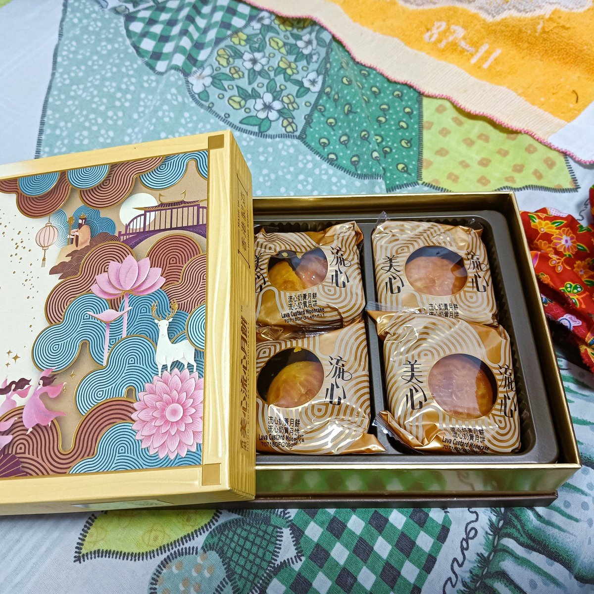 MorfeiGo's tweet photo. Celebrate Mid-Autumn with our limited-edition mooncake set! Fluffy lotus seed paste, yolk center, and warm festive vibes—only this weekend, grab yours now! https://t.co/yN4MXKTo5Q