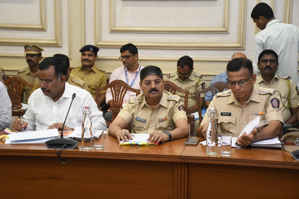 ShelarAshish's tweet photo. राज्यातील धार्मिक, राजकीय आणि सामाजिक आंदोलनांदरम्यान दाखल करण्यात आलेले खटले मागे घेण्याबाबत मंत्रिमंडळ उपसमितीची आज बैठक घेतली. चर्चेअंती 44 खटले मागे घेण्याबाबत शासनाला शिफारस केली. यापुर्वी झालेल्या बैठकीत 77 खटले मागे घेण्यात आले होते. 

आज निर्णय झालेल्या खटल्यांमध्ये गणेशोत्सव, नवरात्रोत्सव, दहीहंडी, सामाजिक कार्यक्रम, गोवंश संरक्षण आंदोलन, कामगार आंदोलन अशा विविध खटल्या़चा समावेश आहे.

#Maharashtra #AshishShelar