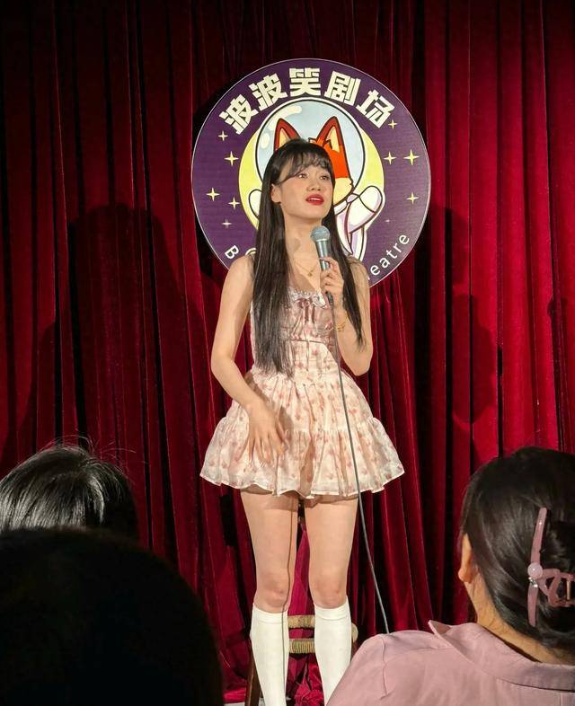 Montys_kota's tweet photo. Just bombed a set about my cat’s obsession with my hoodie strings. Whole room went… very quiet. Worth it for the cat side-eye post-show. ， https://t.co/YUOF2YRTuj