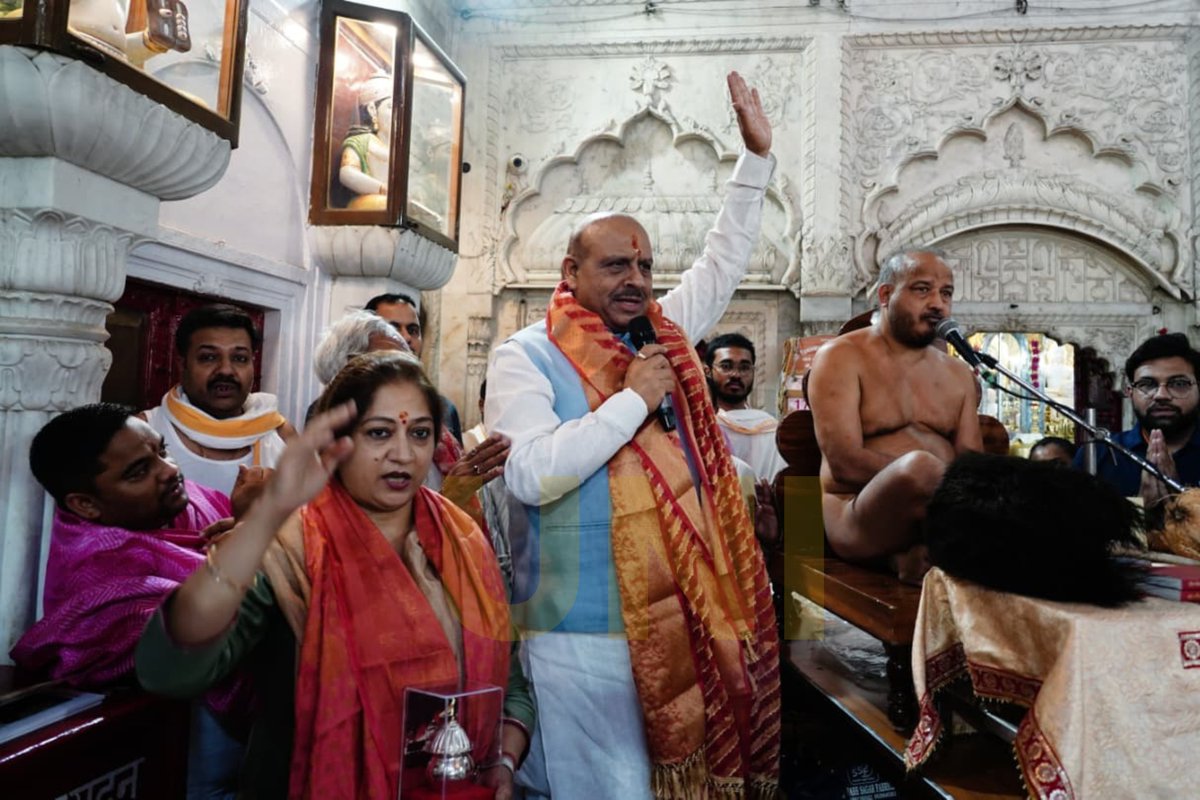 UNI_Photos's tweet photo. In Photos | Delhi: Speaker of the Delhi Legislative Assembly Vijender Gupta, along with MCD Deputy Mayor Monika Pant and others, offered prayers at Sri Digambar Jain Lal Mandir in Chandni Chowk on Wednesday (17/06). 

📸: Ritik Sharma / UNI 

@DelhiAssembly | @Gupta_vijender | @drmonikapant | #Delhi | #ChandniChowk | #SriDigambarJainLalMandir | #VijenderGupta | #MonikaPant | #MCD | #DelhiAssembly | #UNI