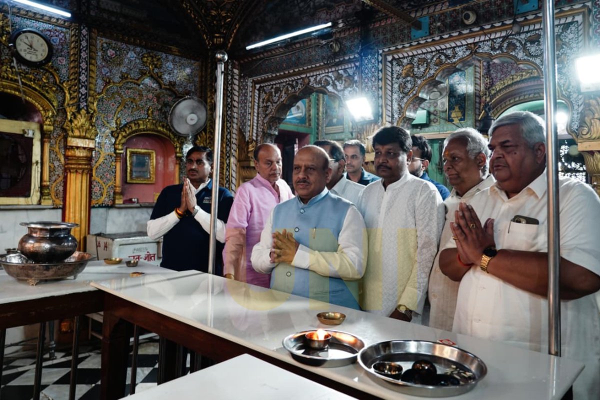 UNI_Photos's tweet photo. In Photos | Delhi: Speaker of the Delhi Legislative Assembly Vijender Gupta, along with MCD Deputy Mayor Monika Pant and others, offered prayers at Sri Digambar Jain Lal Mandir in Chandni Chowk on Wednesday (17/06). 

📸: Ritik Sharma / UNI 

@DelhiAssembly | @Gupta_vijender | @drmonikapant | #Delhi | #ChandniChowk | #SriDigambarJainLalMandir | #VijenderGupta | #MonikaPant | #MCD | #DelhiAssembly | #UNI
