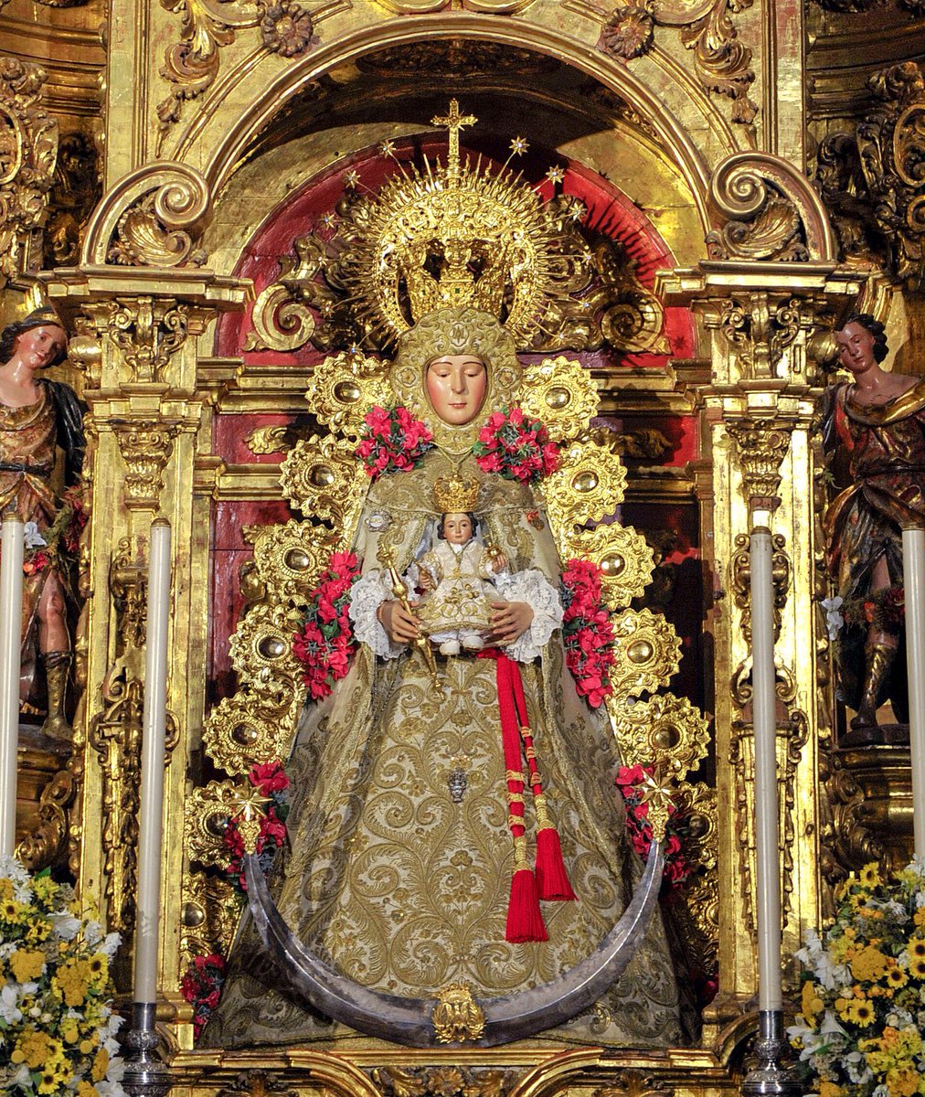 HdadRociodeSev's tweet photo. La Santísima Virgen del Rocío ha amanecido hoy ataviada para el periodo estival.

Ante Ella seguimos poniéndonos en sus manos, confiándole nuestras intenciones y agradeciendo su constante presencia en nuestras vidas.

#RocíodeSevilla https://t.co/smvOMP09Tu