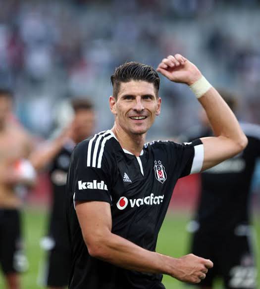 furkanngulsen's tweet photo. Mario Gomez, Quaresma ve Necip’e jübile yapıyormuşuz, biraz acele etmediniz mi 60 yaşına gelince yapardınız https://t.co/RcciDbUtn9
