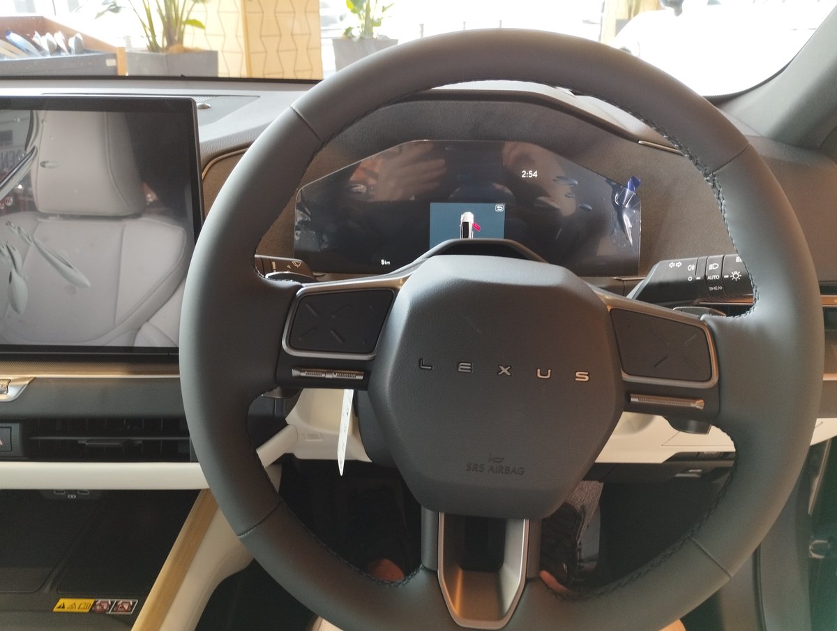 kuniitigo's tweet photo. レクサス新型ES 実物についでに触れましたがこりゃあかん😭
このハンドル安っぽすぎる😭(実際には金かかってるのかもしれんが)

これから出てくるレクサス車が全部このハンドルにならないことを願う https://t.co/osysTvWpRg