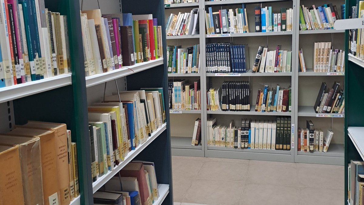 Annavalaina's tweet photo. Como muchos están reportando por #Arzúa problemas con Internet yo me voy a meter entre libros o apuntes en bibliotecas. Pero esta tarde y noche se suben dos programas a nuestro espacio de @ivoox.
-M.A. Mateos https://t.co/wonRj6uYer