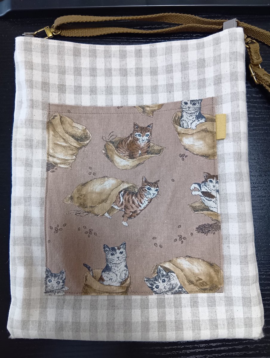 maruko6943's tweet photo. こちらが使い始めたサコッシュ？です。ショルダーの紐がねじれても簡単に直せる金具が付いていてすごく便利です。小さい物はポケットに入れられるので、中に入れた物がゴチャゴチャしません。そしてリバーシブル！！お店は出していないと聞いているので、またマルシェで出会えたらいいなぁ😊 https://t.co/nIFfT5HUoW
