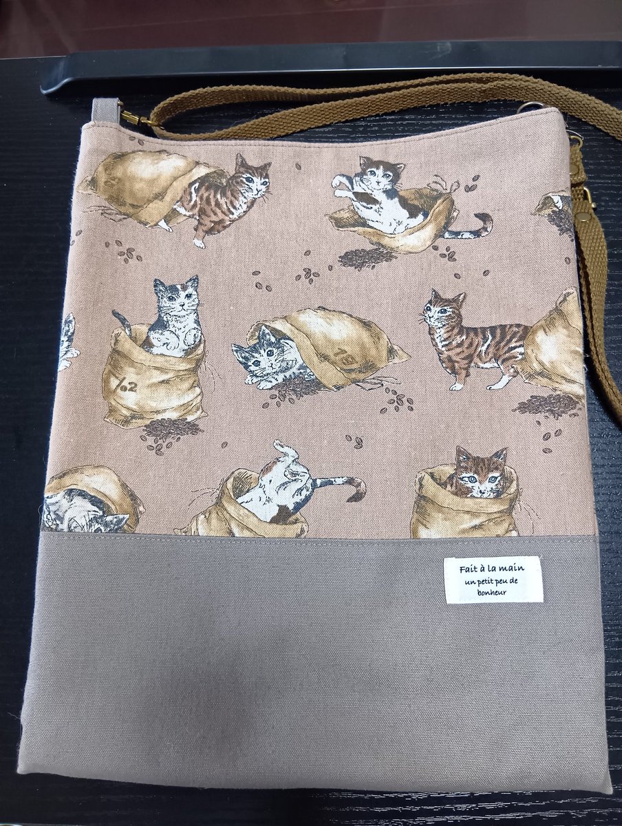 maruko6943's tweet photo. こちらが使い始めたサコッシュ？です。ショルダーの紐がねじれても簡単に直せる金具が付いていてすごく便利です。小さい物はポケットに入れられるので、中に入れた物がゴチャゴチャしません。そしてリバーシブル！！お店は出していないと聞いているので、またマルシェで出会えたらいいなぁ😊 https://t.co/nIFfT5HUoW