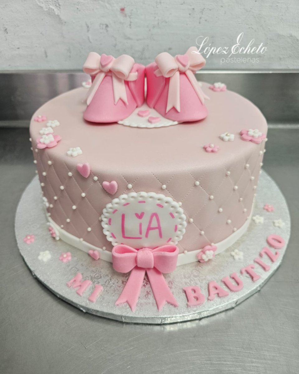 LopezEcheto's tweet photo. El bautizo de tu peque es un momento en familia que nunca se olvida.

¡Dale ese toque mágico con una tarta muy especial!

➡️ Encarga tu tarta personalizada a través del teléfono 📲 922 250 629, el email 📩 encargos@lopezecheto.com o el formulario web en 💻 https://t.co/sNN9RCMaZ1 https://t.co/tLRpozXTn9