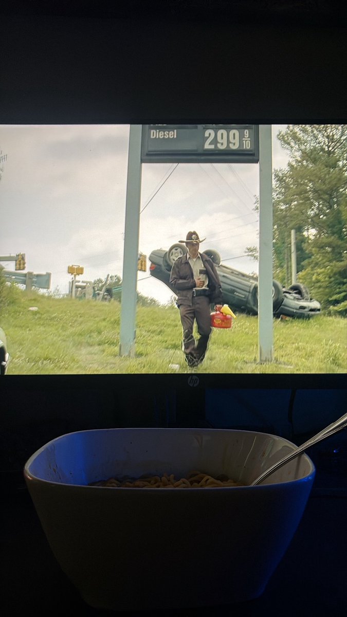 l4sxd's tweet photo. الظاهر اخر واحد يتابع the walking dead https://t.co/1aBWBHtfrv