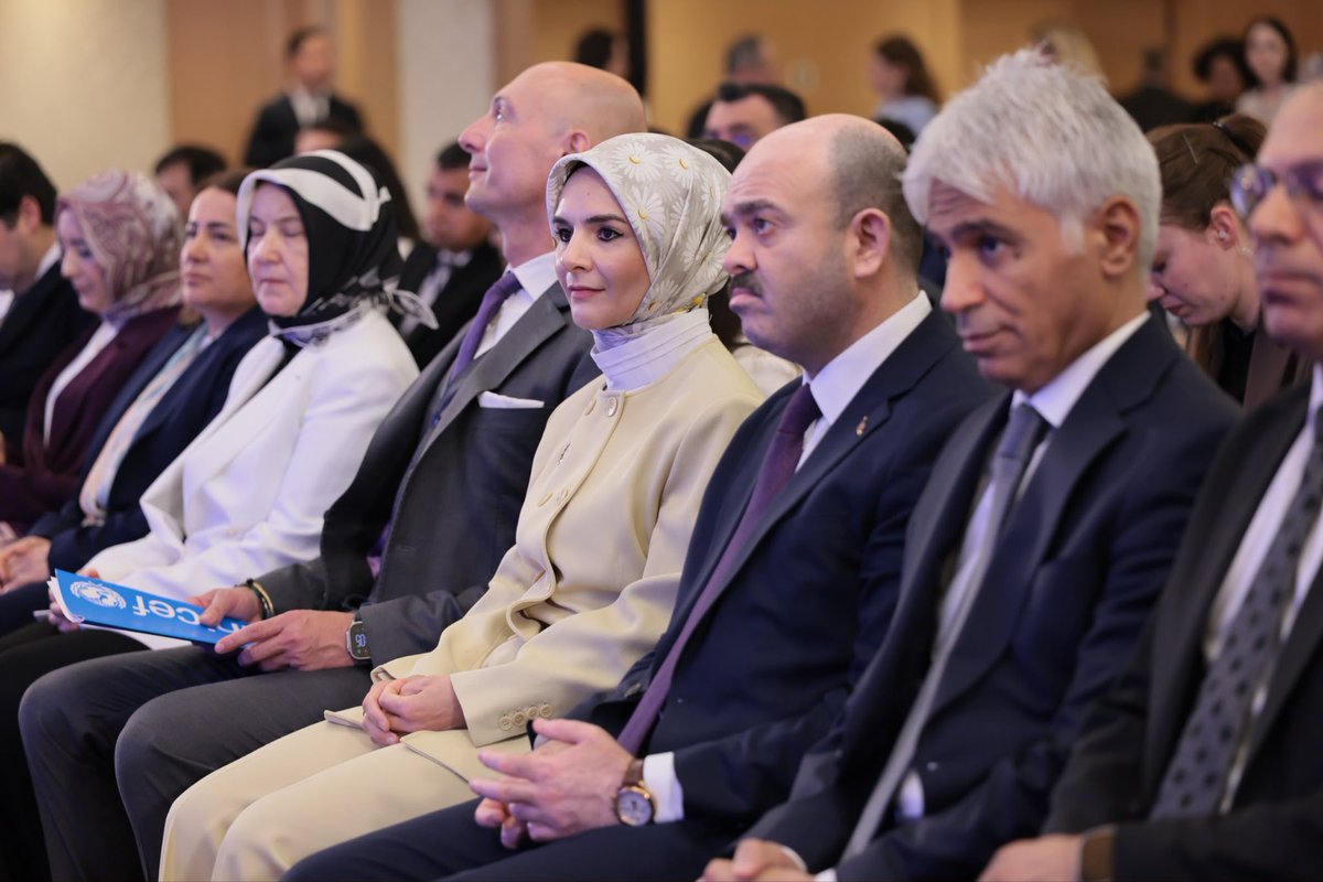 MahinurOzdemir's tweet photo. UNICEF iş birliğinde gerçekleştirdiğimiz İzleme Birimi ve Vaka Yönetimi Çalıştayımızda, büyük emeklerle yürüttüğümüz sosyal yardım çalışmalarımızı geniş bir yelpazede değerlendirdik.

Sosyal politikalarımızı, ihtiyaçlar derinleşmeden ve riskler büyümeden müdahaleyi mümkün kılan bir anlayışla şekillendiriyoruz.

Bakanlığımız bünyesinde 8 ay önce kurduğumuz Veri İzleme ve Değerlendirme Birimi ile her haneyi yakından takip ediyor, süreç özelinde nokta atışı destekler sağlıyoruz.

Başta sahadaki kıymetli çalışma arkadaşlarımız olmak üzere, Çalıştay'da emeği geçen herkese teşekkür ediyorum. Buradan elde ettiğimiz çıktıların hayırlara vesile olmasını diliyorum.

@unicefturk