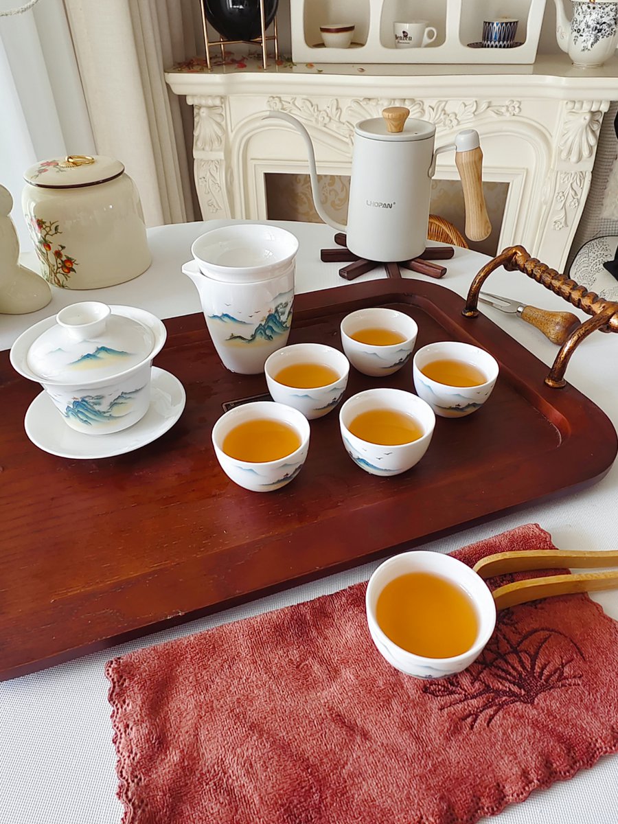 4VEnh9w5eX6wPJy's tweet photo. Busy work afternoon sorted: fresh brew + a stack of to-do lists = keeping productive vibes going! https://t.co/UyWsZUUdYy