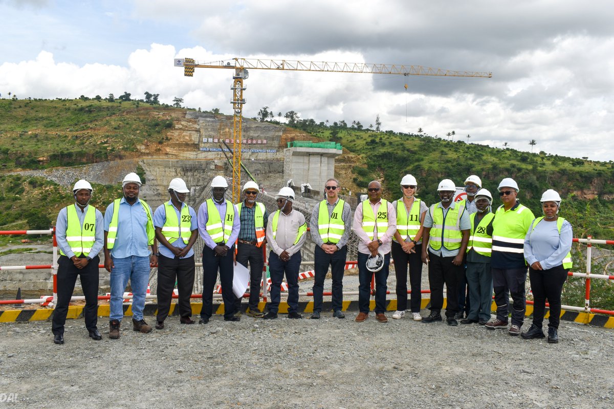 KWSCRP_'s tweet photo. French Ambassador Visits Mwache Dam Project

Mwache Dam Deputy Project Manager Eng. Hosea Wendot, together with @cwwda  CEO Mr. Hamoud Mguza, today hosted French Ambassador to Kenya @arnaud_suquet  on a site visit to appreciate progress of the Mwache Dam Project. https://t.co/Flz1OOFcBH
