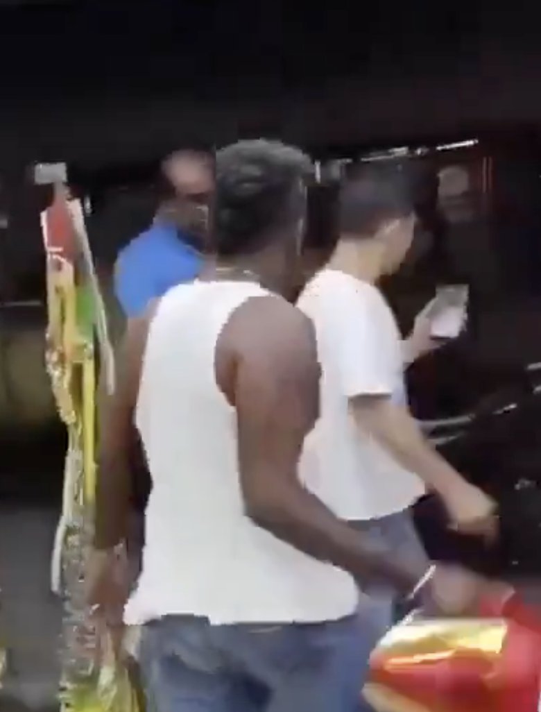 guesswhocricket's tweet photo. @theNyx__ after all that punches.. you shouldn't turn your back on him like this.. stupid move bro.

also he looks like srilankan.. no? tamilian yes https://t.co/M6fwajOr6g