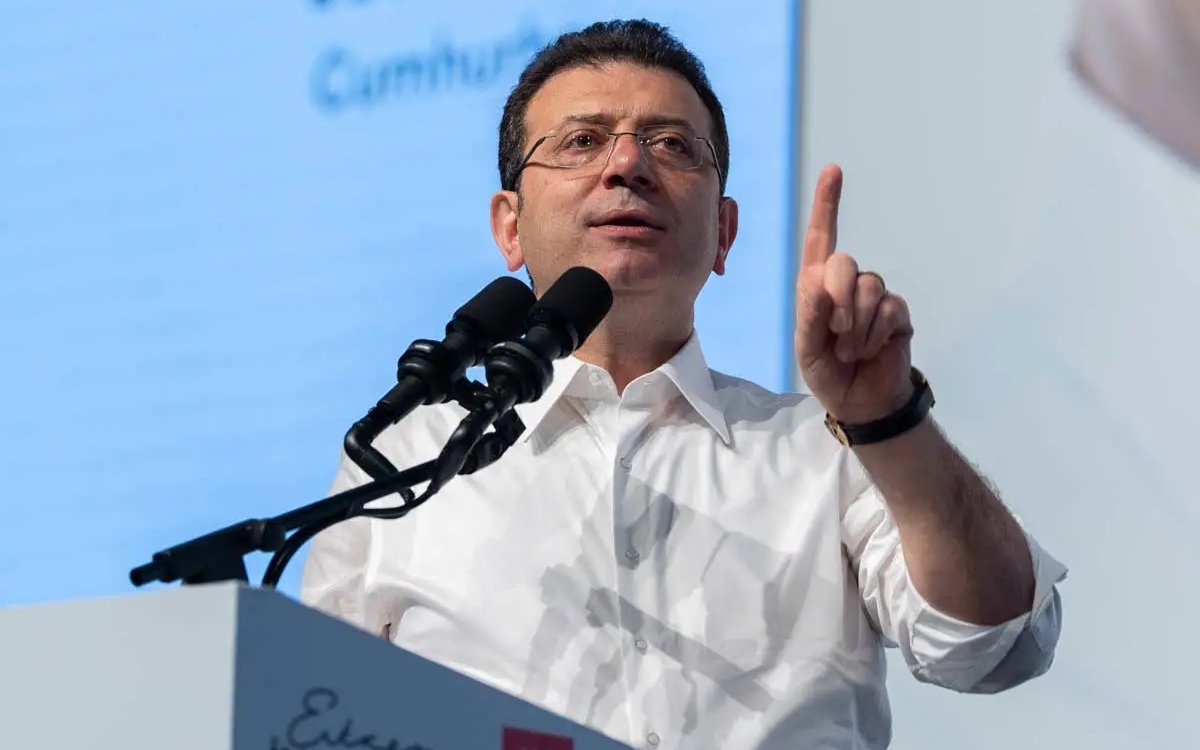 Pardonhaber's tweet photo. Nefes yazarı Nuray Babacan,  çok konuşulacak Ankara kulislerini yazdı;

"Gelecek Partisi Milletvekili Kani Torun’un meclis kürsüsünden ana hatlarını söylediği önerinin izini sürdük. Öğrendik ki; iktidar partisi dahil dirsek teması yapılmış. Yetkili-yetkisiz siyasilerle analiz edilmiş. Şöyle ki:

* Önce tarihi bir uzlaşmayla, bu dönem Anayasa değişikliği yapılarak güçlendirilmiş parlamenter sisteme geçiyor.

* Tayyip Erdoğan’ın bir dönem yetkisiz-sembolik cumhurbaşkanı olmasına izin veriliyor. Önemli
kısmı bu.
* Anayasa değişikliği aşamasında Ekrem İmamoğlu ve ekibi, Selahattin Demirtaş ve diğer siyasi suçluların serbest bırakılması eş zamanlı sağlanıyor.

* Seçimde tek başına iktidar olma şansı yüksek ekip olan İmamoğlu-Özel ikilisinin partisi (CHP’de ya da değil) iktidar oluyor.

* Bu iddianın sahipleri, bugün tüm operasyonlara rağmen yüzde 30’un altına düşmeyen bu ekibin seçimlerde yüzde 45’i tek başına aşacağını savunuyor.

* İmamoğlu, diploma sorunu olmayacağı için başbakan olabiliyor.

* Bu zor denkleme ‘yumuşak geçiş’ diyenler, Erdoğan’a onurlu bir veda sağlanacağını iddia ediyor.

* Bu durumda Erdoğan, ailesi ve yakın çevresi koruma altına alınıyor.

* 25 yıl boyunca yapılan yolsuzluklar ve haksızlıkların hesabı Erdoğan ailesi korunarak soruluyor!

* Bu senaryoyu savunanlar, devri sabık yaratırken yıkıcı olunmaması gerektiğini iddia ediyor.

* Tahmin edersiniz ki; bunun savunan isimler muhafazakar mahalleye daha yakın. Bir nevi muhafazakarları az hasarla kurtarma planı da denebilir!

* Bu senaryoda, Erdoğan partisinin başına istediği ismi geçiriyor.

* Selahattin Demirtaş DEM’in başına geçiyor ve Türkiye partisine dönüşmesinin altyapısını oluşturuyor.

***

Senaryo böyle uzayıp gidiyor. Çok bileşenli, imkansız gibi görünen bu planı dillendirenler, Türkiye’de barışın ve demokrasinin yumuşak geçişle yeniden tesis edilmesinin yolu olarak tartışıyorlar."