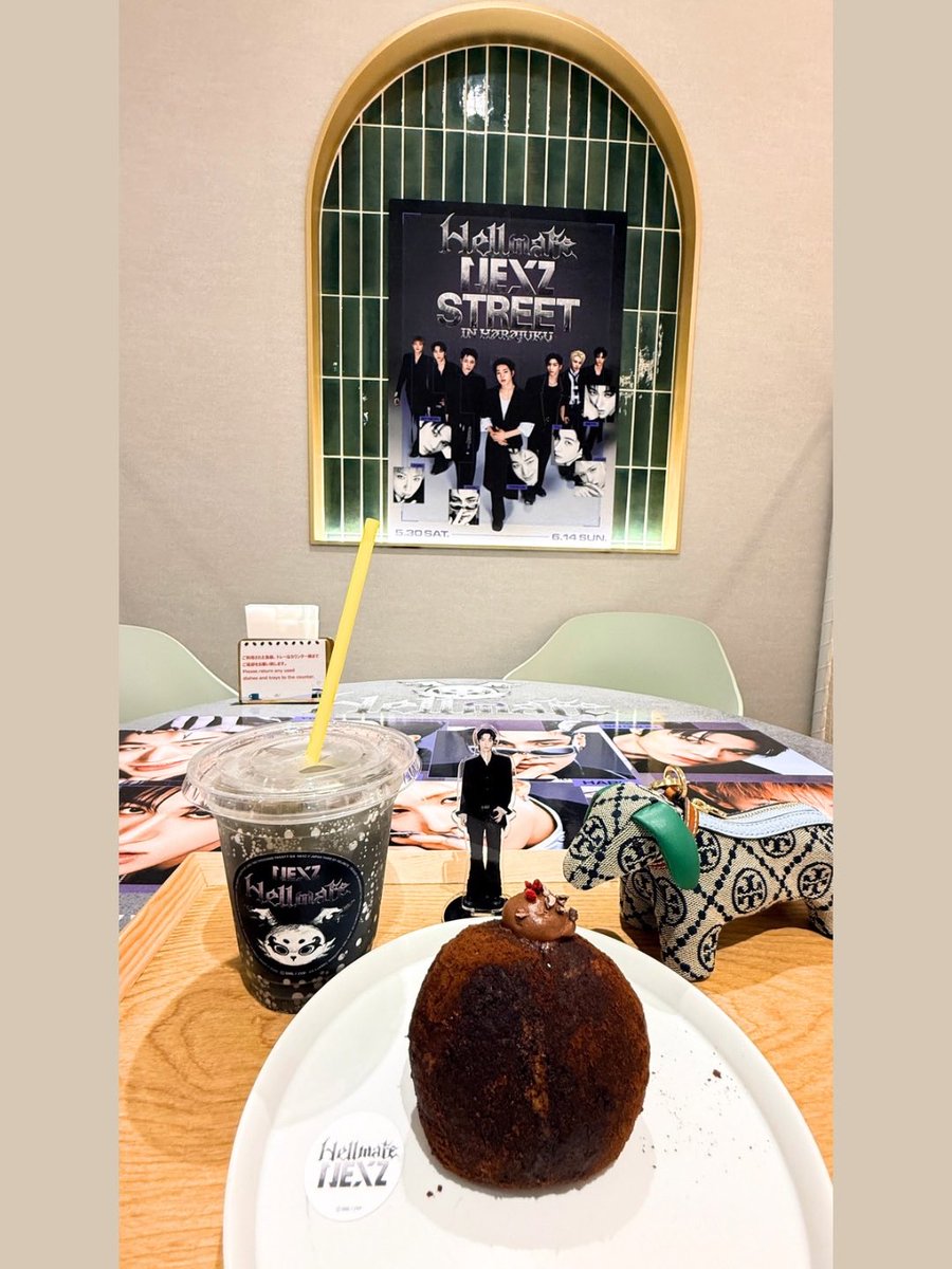 nsgnk9's tweet photo. 原宿コラボカフェは
こちらへ行ってきました🍩🍹
NEXZに囲まれて過ごせて
コーディネートが素敵でした✨
ドーナツはもちもち
ブラックレモネードも美味しくて
また行きたいな〜♪
素敵な企画でした！

#NEXZ
#Hellmate #NEXZ_Hellmate
#NEXZ_TOUR
#NEXZ_LIVE_TOUR_2026 https://t.co/jZUjkYIgRI