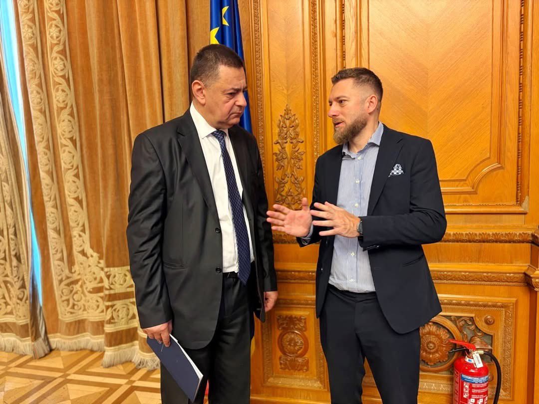 Calin__Groza's tweet photo. Am avut plăcerea de a fi gazda și de a organiza o dezbatere de tip MUN, ce a avut ca temă „Stabilitatea Orientului Mijlociu”, alături de elevii Colegiului Național Mihai Viteazul din București.

M-am bucurat să văd atât de mulți tineri pregătiți și implicați, pasionați de diplomație și interesați de domeniul relațiilor internaționale.

A fost o reală plăcere să colaborăm în cadrul acestei simulări și sper ca aceasta să reprezinte doar începutul unui parcurs mai lung și mai valoros împreună.

Sper ca elevii care au participat la această simulare să devină, în viitor, adevărații diplomați și negociatori ai României, reprezentând interesele țării noastre pe scena internațională cu profesionalism, integritate și responsabilitate.
#calingroza
#deputat
#maramures
#impreuna
#diplomatie