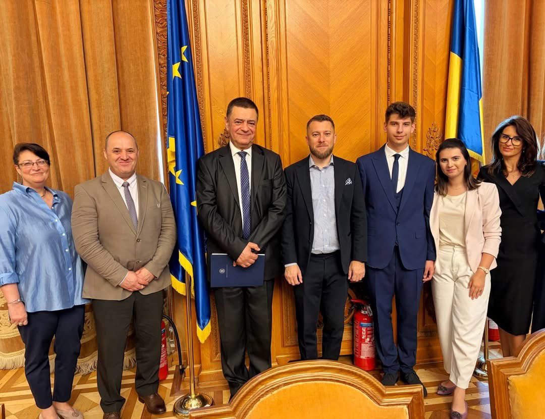 Calin__Groza's tweet photo. Am avut plăcerea de a fi gazda și de a organiza o dezbatere de tip MUN, ce a avut ca temă „Stabilitatea Orientului Mijlociu”, alături de elevii Colegiului Național Mihai Viteazul din București.

M-am bucurat să văd atât de mulți tineri pregătiți și implicați, pasionați de diplomație și interesați de domeniul relațiilor internaționale.

A fost o reală plăcere să colaborăm în cadrul acestei simulări și sper ca aceasta să reprezinte doar începutul unui parcurs mai lung și mai valoros împreună.

Sper ca elevii care au participat la această simulare să devină, în viitor, adevărații diplomați și negociatori ai României, reprezentând interesele țării noastre pe scena internațională cu profesionalism, integritate și responsabilitate.
#calingroza
#deputat
#maramures
#impreuna
#diplomatie