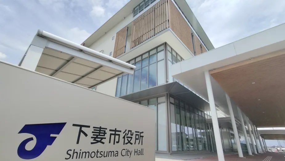 otonanoikenga's tweet photo. 【下妻市長の件、市役所と警察がブチギレ…】

ネットの考察が広がりすぎて、公式が「陰謀論だ」と火消しに走る事態に↓

・市役所に「不法就労制度と絡んだ事件では？」と電話が殺到し、幹部が「非常に迷惑」と苦言

・警察は遺体の状況などから「科学的・客観的な見地に基づき（第三者が関与した）事件性は極めて低いと断定」と完全否定

・関係者からは「公務に出てこられないほど、よほど以前から心臓の病状が悪化していたのではないか」との証言も出ている

いや、みんなが一番引っかかってるのは、不法就労云々よりも「体調が悪くて遺書もない人が、なんでわざわざ夜中に真っ暗な隣町の川まで行ったのか」っていう物理的な不自然さなんだよな…。

それを全部「ネットの陰謀論で迷惑してる」って一蹴して終わらせようとすると、逆に不信感を持つ人が増えるだけだと思うわこれ。