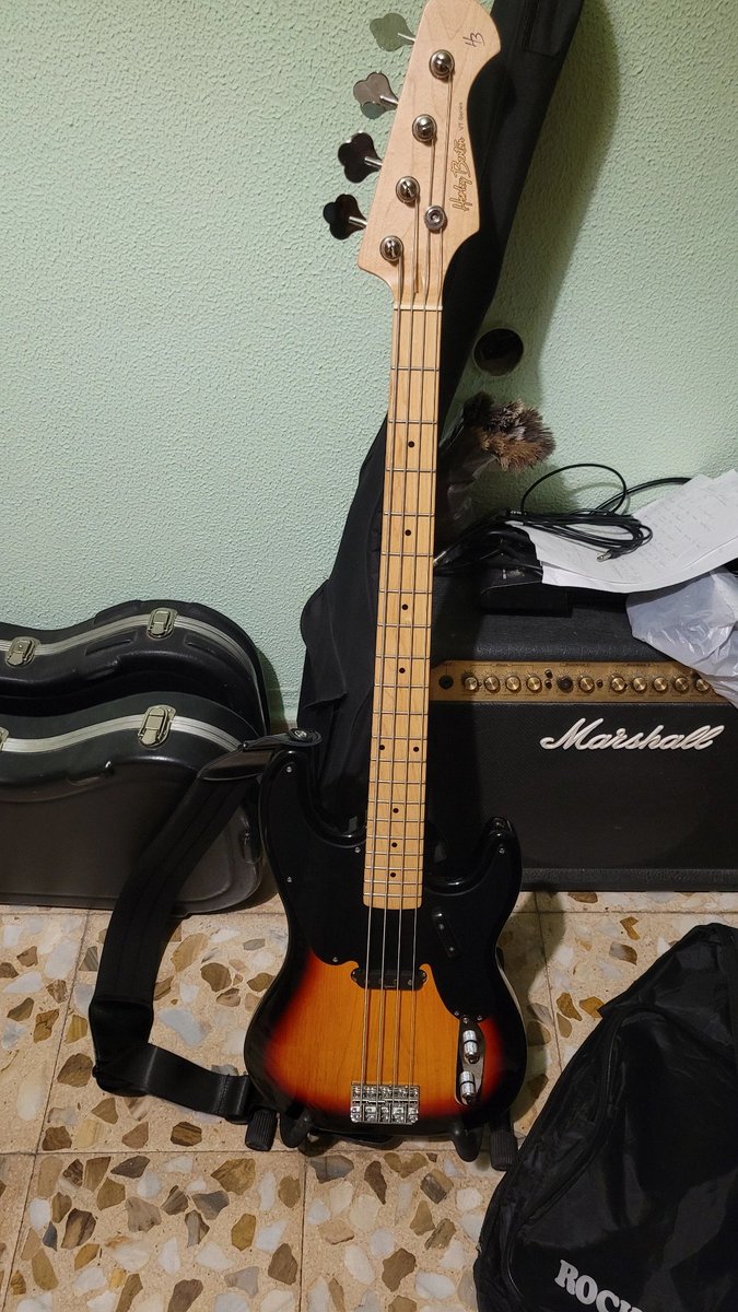 tobravemysoul's tweet photo. Hoy toca darle caña. 
Que cosa más barata y más rentable por diós!!!
#Rock #Bassguitar #Altrock https://t.co/RDId1dB84N
