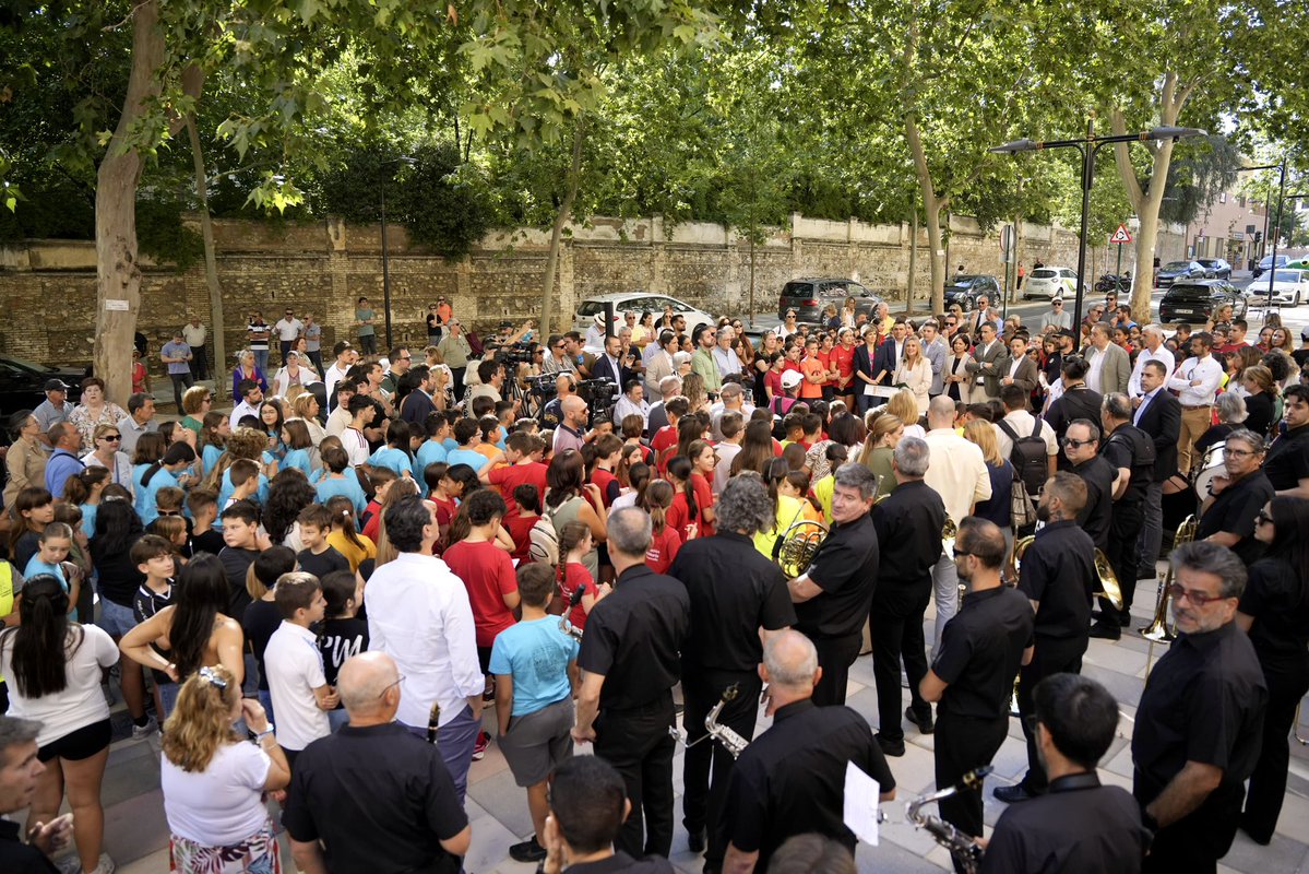 marifrangr's tweet photo. 🌳 La nueva Avenida de Cervantes ya es una realidad, varios meses antes de lo previsto: 440 metros de paseo peatonal, que ha renovado la red de saneamiento y que prolonga el Paseo del Salón hacia el distrito Genil: 29 árboles más, zona infantil inclusiva, parque biosaludable y más de 180 plazas de aparcamiento incorporadas.
Una inversión de 3,4 millones de euros para transformar esta avenida emblemática.  #GranadaParaVivir #GranadaMejora