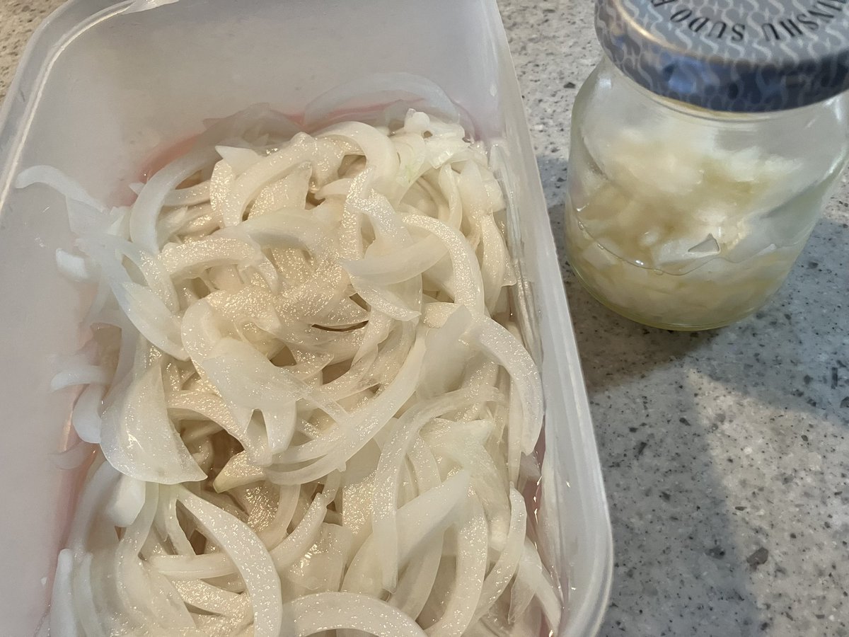 mie_karasing's tweet photo. 昨日配信に来てくれた相互さんのお話を聞いたら作ってみたくなった玉ねぎのピクルス🧅
瓶の方は明日タルタルソース作る用！
歌う以外にもこういう情報交換もできるの楽しいな😆
配信は曜日は決まっていませんが、最近は22時〜0時の間に始めることが多いので、よかったら遊びに来てくださ〜い🤗❣️ https://t.co/ZJucvhOr6l