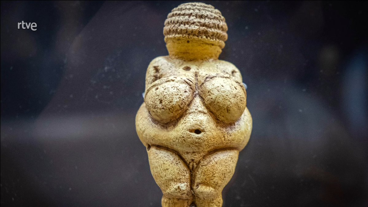 SaberyGanar_TVE's tweet photo. La Venus de Willendorf es una de las esculturas paleolíticas más famosas del mundo. Fue descubierta en 1908 en un yacimiento cerca de Willendorf, Austria, a orillas del Danubio. Mide 11,1 centímetros de alto y está realizada en piedra caliza oolítica.

#SaberyGanar https://t.co/q3BHKmQQSb