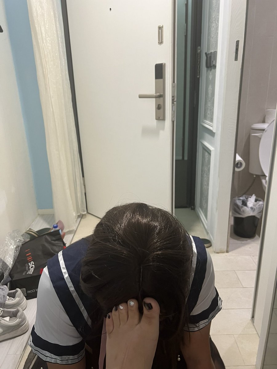 DoDo24y's tweet photo. 「連門都不關，就是為了看著你怎麼在羞恥中掙扎。走廊的風很涼，但你的身體似乎更熱了？真是一條完美的忠犬。」

#調教日常 #女王 #女王視角 https://t.co/dtonN21lwC