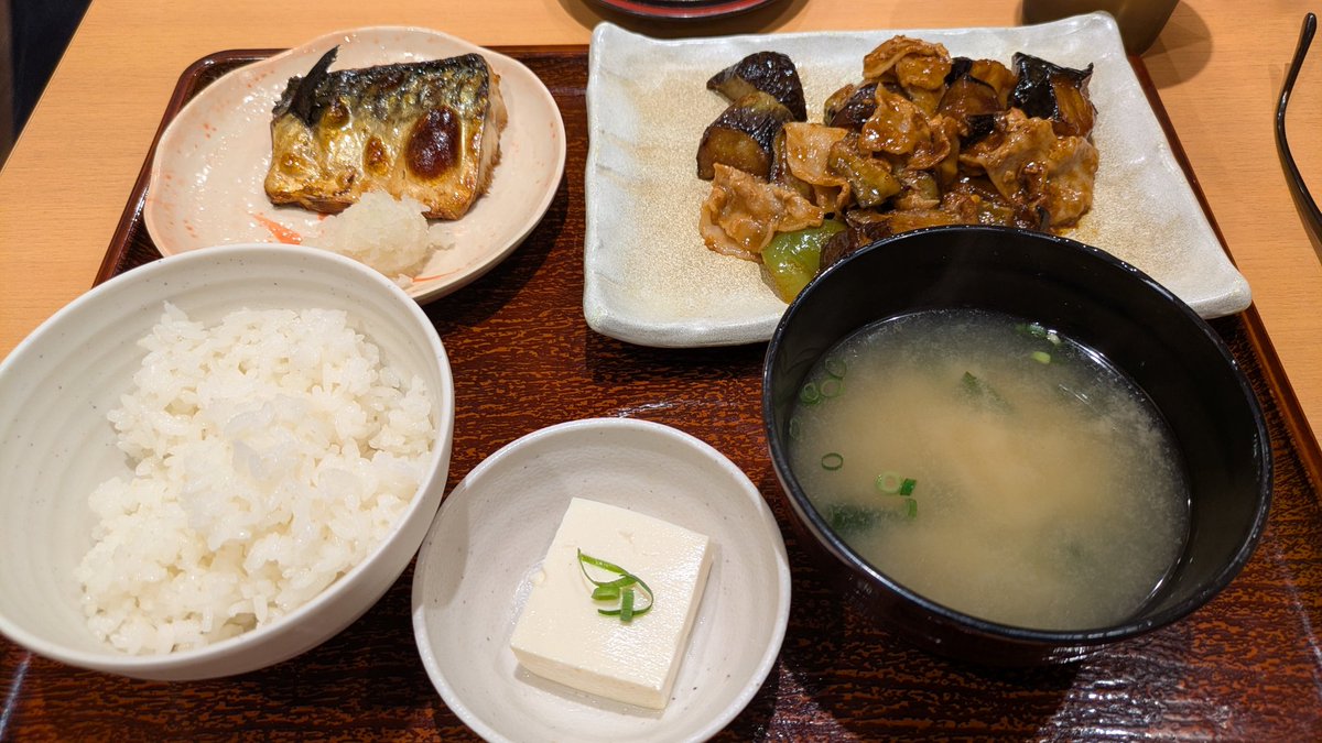 VFes15's tweet photo. なす味噌と焼魚の定食1200円
#やよい軒

どうもここに来ると同じものを注文しがち
スマートウォッチを着けだしてから睡眠時間や睡眠の質が気になるようになった😳

そして分かったこと　

『寝る前の格ゲー』は快眠の妨げ🤣 https://t.co/L79j8vC4IB