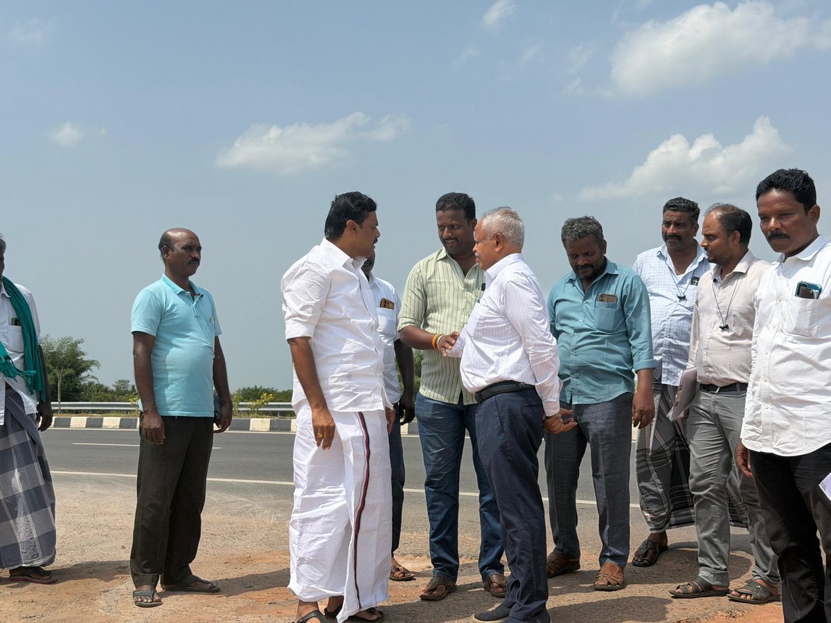 murasolimp's tweet photo. தஞ்சாவூர் – கும்பகோணம் தேசிய நெடுஞ்சாலையில் குருங்களூர் அருகே அணுகுசாலை அமைப்பதற்கான சாத்தியக்கூறுகளை தேசிய நெடுஞ்சாலைத்துறை அதிகாரிகளுடன் கள ஆய்வு மேற்கொண்டோம்.

சுமார் 15 கிராமங்களைச் சேர்ந்த‌ பொது மக்களின் நீண்டநாள் கோரிக்கையைத் தொடர்ந்து, சாத்தியக்கூறு அறிக்கையை விரைவாகத் தயாரித்து வழங்குமாறு அதிகாரிகளுக்கு அறிவுறுத்தினோம்.

மக்களின் கோரிக்கைகளை வளர்ச்சித் திட்டங்களாக மாற்றி செயல்படுத்துவதையே திராவிட முன்னேற்றக் கழகம் தனது பணியாகக் கொண்டு செயல்பட்டு வருகிறது.