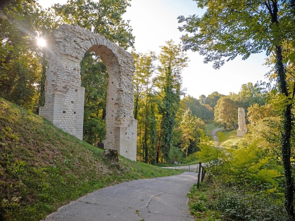 ArcheologiaMag's tweet photo. Comment les Romains acheminaient-ils l’eau sur près de 17 km il y a 2 000 ans ? La Maison des Aqueducs, qui vient d’ouvrir à Vénérand, plonge les visiteurs au cœur des prouesses techniques des ingénieurs gallo-romains.
👉 https://t.co/8NzFK8FyN9
#GauleRomaine #Saintes https://t.co/8yNWRuNLZ5