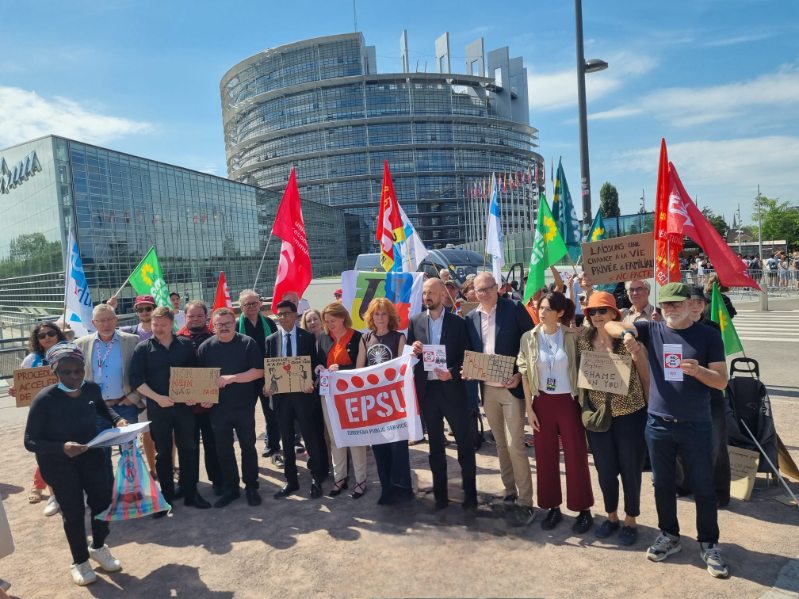 UnsaFP's tweet photo. Les militants de l’UNSA étaient aujourd’hui mobilisé·es aux côtés de @EPSUnions, d’eurodéputé·es et de nombreuses organisations syndicales européennes.

Ensemble, nous avons demandé le rejet du règlement européen sur les retours.

#NoICEinEurope #UNSA #EPSU #ServicesPublics https://t.co/HVorSmtGGC