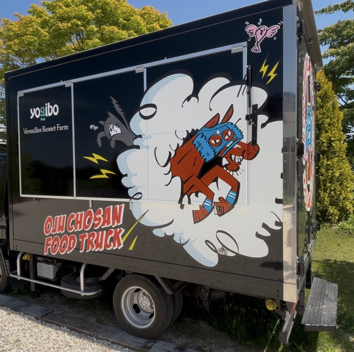janchanjumbo's tweet photo. #オジュウチョウサン がデザインされたキッチンカー #ヴェルサイユリゾートファーム 何はともあれJRAの顕彰馬に選出、おめでとう㊗️当の本馬はいつもの場所で佇んだまま。呼んでも当然来ない😽
#猫 #猫どころカレンダー #肉球マニアに捧ぐ #猫以外も撮る https://t.co/YPOuT2YzGE