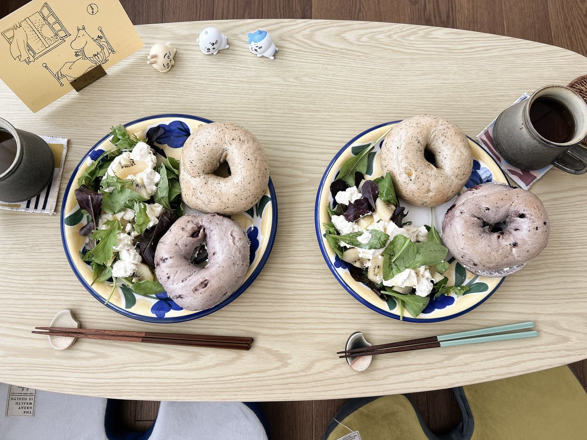 kohakuobi's tweet photo. この前お友達にいただいたクラフトビールが美味しくて、ふつふつと再燃中。
ツルヤのブルーベリーベーグルにクリチとジャムを挟んだらたまらなく美味しかった〜！ https://t.co/oA9Y0oHuwO