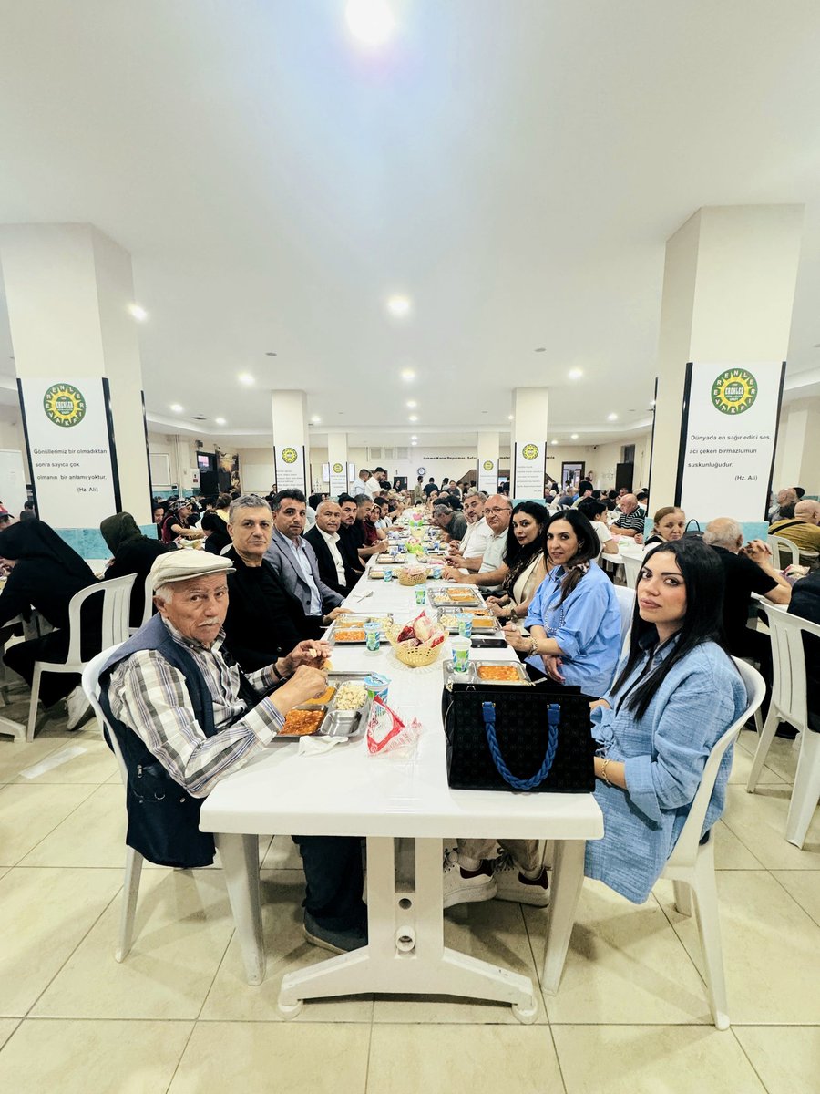 KDenizBozkurt's tweet photo. Erenler Cemevinde kıymetli canlarla bir araya gelip bereketli lokmalarımızı paylaştık ve ardından güzel bir sohbet gerçekleştirdik. Bizleri bu ortamda bir araya getiren Erenler Eğitim ve Kültür Vakfı Başkanı Doğan Ergine'ye ve yönetimine emeklerinden ve misafirperverliklerinden ötürü teşekkür ediyorum. 
Tuttuğunuz oruçlar, ettiğiniz dualar kabul olsun. Birlik ve beraberliğimiz daim olsun.