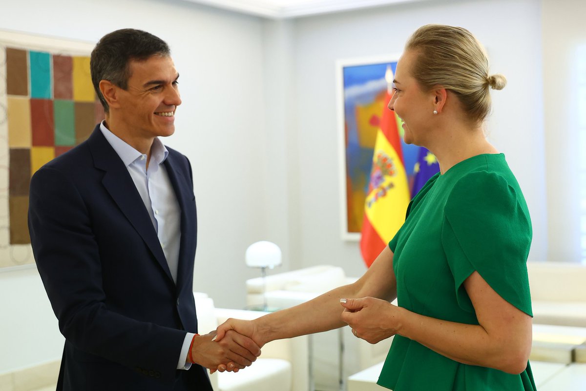 sanchezcastejon's tweet photo. Es un honor recibir en La Moncloa a @yulia_navalnaya, presidenta de la Human Rights Foundation.

Su compromiso con la libertad, los derechos humanos y la democracia mantiene vivo el legado de su marido, Alexéi Navalni, que sigue inspirando a quienes, dentro y fuera de Rusia, defienden estos principios pese a los riesgos que afrontan.