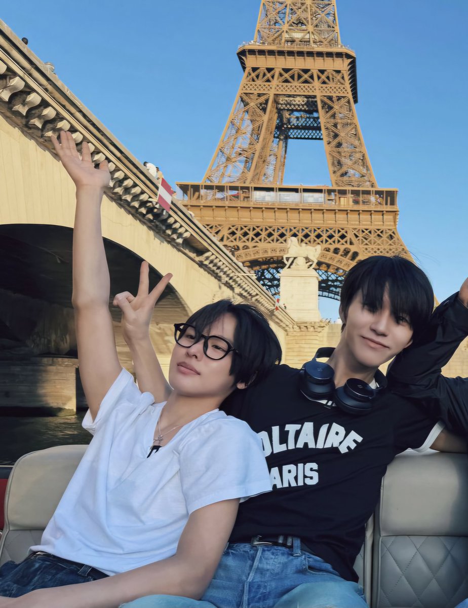 rikujjang's tweet photo. jaeri &amp; eiffel tower 🥰 https://t.co/oMLBWXJoZS