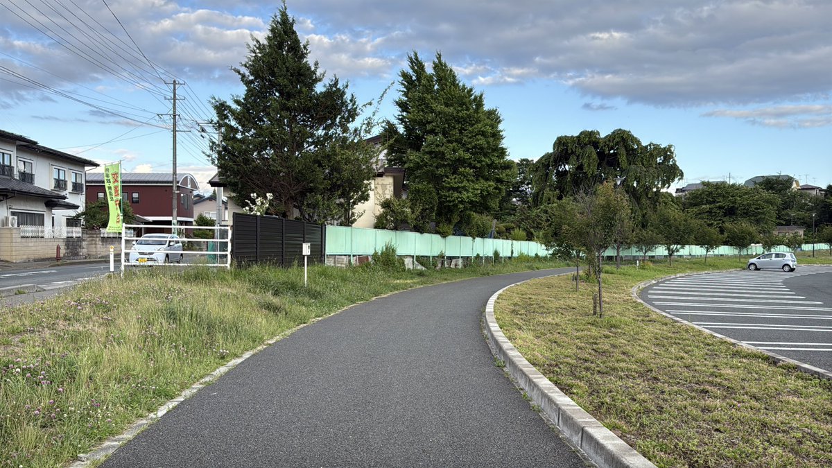 SS_Meiji's tweet photo. #競馬場跡地
黄金競馬場(旧盛岡競馬場)

1995年に移転に伴い閉鎖

住宅街の広大な敷地。今は広場になってかなり賑わっている。痕跡も複数あり。コースの形状も感じる跡地

現在の愛称「OROパーク」は、スペイン語で「金」を指し、"黄金競馬場"の名を継いでいる https://t.co/W0mLH2giGl