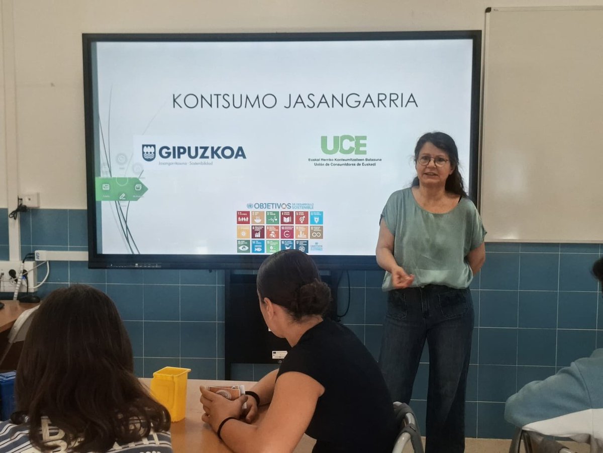 OrainIngurumena's tweet photo. 🏫Zarauzko Lizardi Institutuan (@lizardibhi) izan gara, Unión de Consumidores de Euskadirekin (@UCEuskadi) batera.

🔍🧩 Escape room baten bidez, ikasleek kontsumo arduratsua eta gure erabakiek planetan duten eragina landu dituzte.

💚 Hezkuntza eta jasangarritasuna, eskutik 🌱📚 https://t.co/UeUh9Tl2Pf