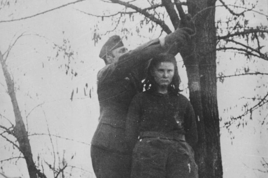Laborans_'s tweet photo. İkinci Dünya Savaşı sırasında Nazilere ateş ettiği için 17 yaşında idam edilen genç Yugoslav partizan ve komünist Lepa Radić. https://t.co/4Sp9JAMcyf