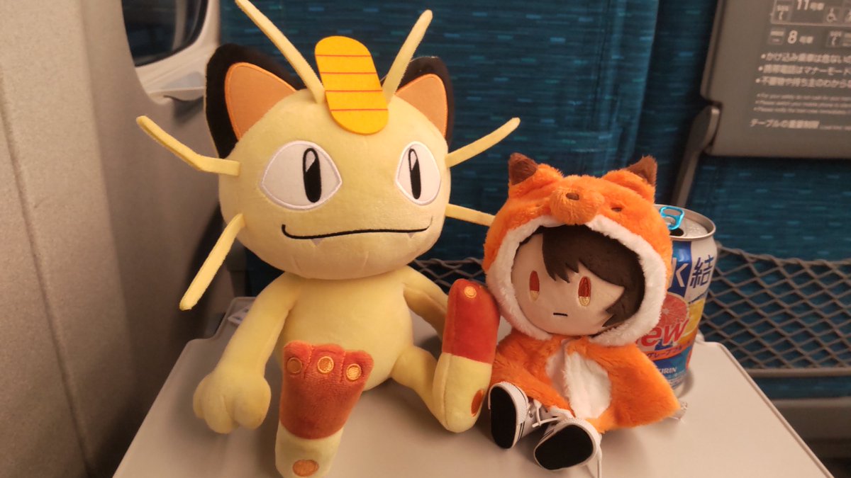 tetsu_shi_'s tweet photo. 池袋のゲーセンでゲットしたニャース(かわいい)を連れて帰ります！
数千円覚悟して挑戦したらタグの輪っかに引っ掛かって１回目でゲットです☆ https://t.co/J5jFG8Mqrw