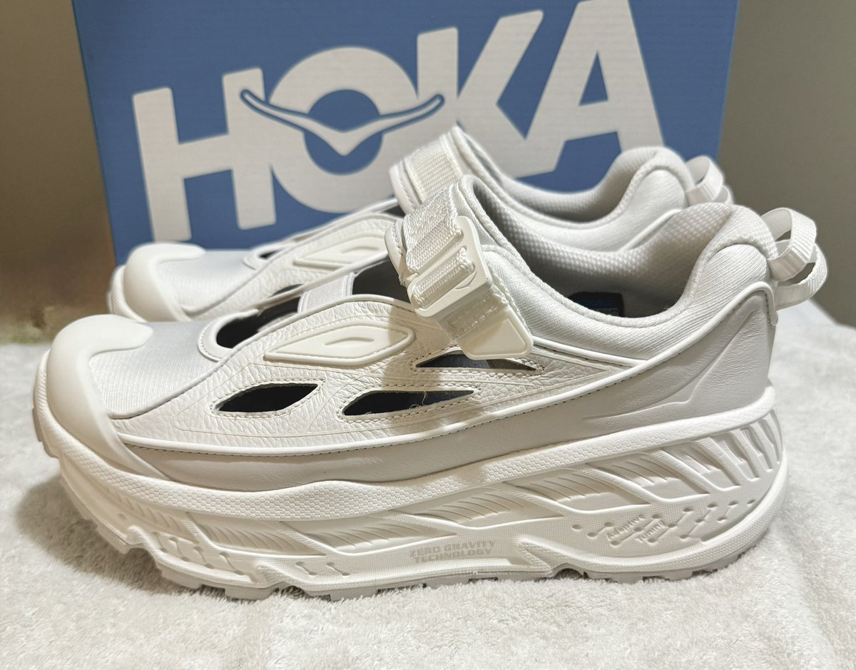aiuin314's tweet photo. ニューバランスのサンダルスニーカー、抽選もダメだし 永遠に買えないので、HOKAのサンダルを買った。
幅が狭いので甲が高い人はワンサイズ上げた方が良いらしいが、私はマイサイのままで無理に履いてるけどゴムなので問題なし。
白と黒と3分間迷い白にした。黒をまた見かけたら買うかも。 https://t.co/oCeNbAOr77