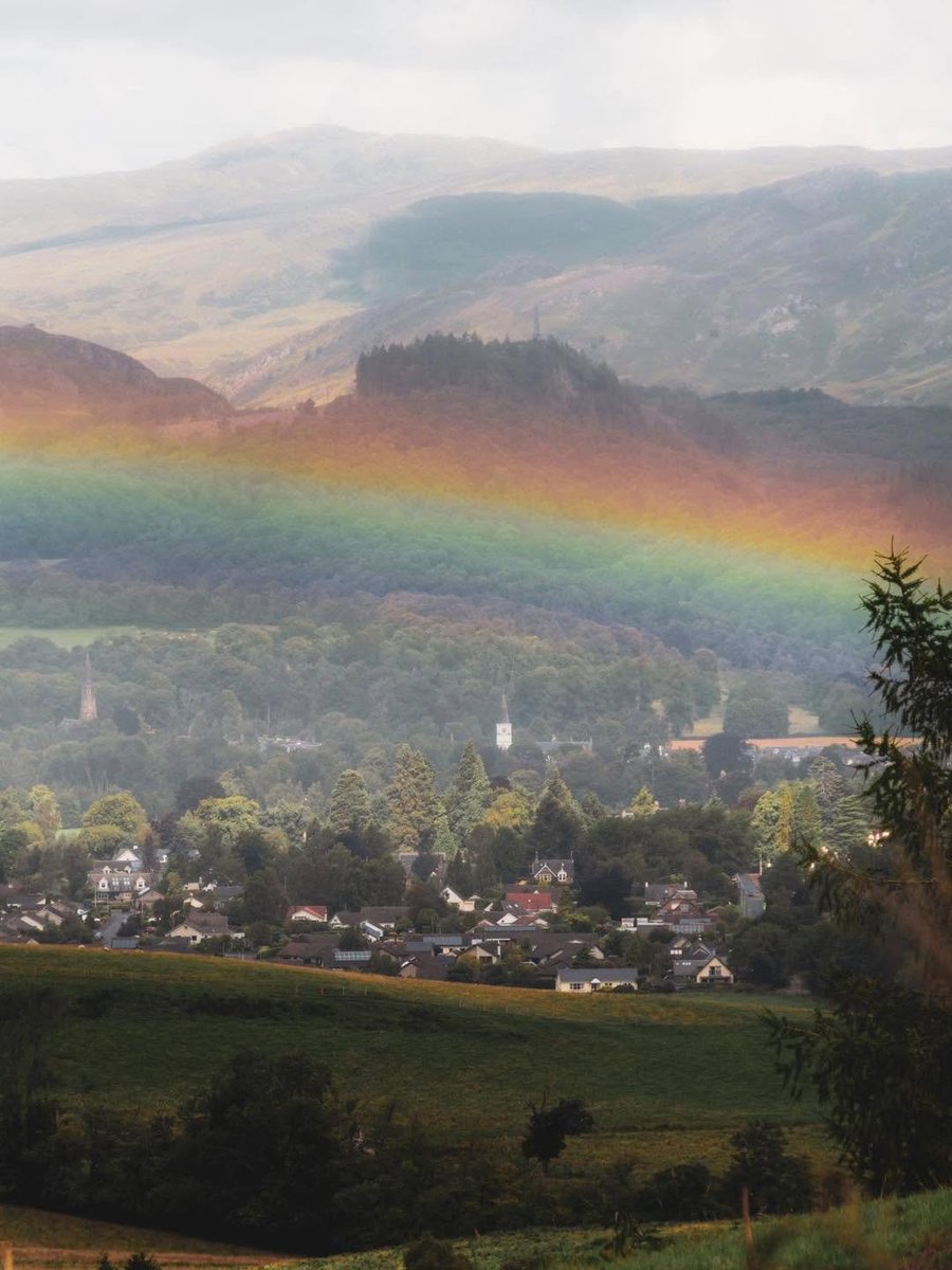 BarssFreddie's tweet photo. Beautiful rainbow above Comrie, Perthshire, Scotland 🏴󠁧󠁢󠁳󠁣󠁴󠁿 amazing photo c.o. by:johnmurrayjnr https://t.co/tO4HMRLHvm