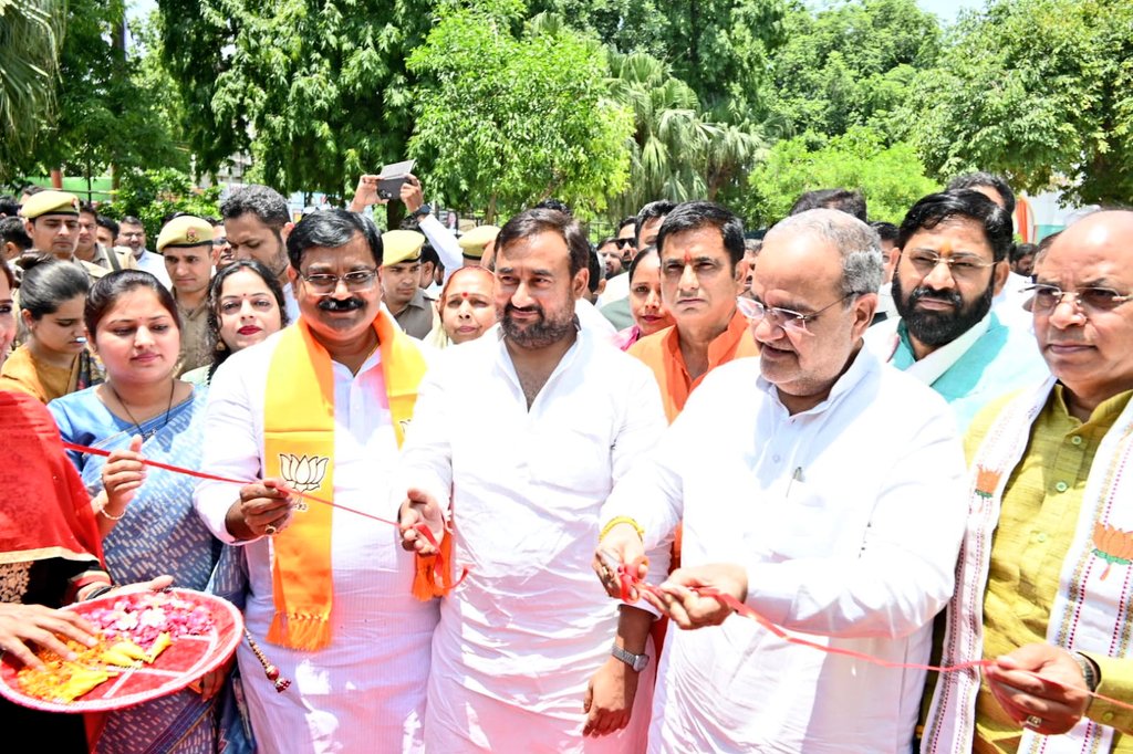 dmbulandshahr's tweet photo. केन्द्र सरकार के 12 वर्ष पूर्ण होने व उ०प्र०में संचालित विविध परियोजनाओं, सुदृढ़ मॉडल, विकसित उ०प्र० 2047 पर आधारित 4 दिवसीय #चित्रप्रर्दशनी का मा० कैबिनेट मंत्री श्री @Bhupendraupbjp जी व अन्य मा० जनप्रतिनिधिगणों ने शुभारम्भ किया तथा विविध विभागों के स्टॉलों का अवलोकन किया गया। https://t.co/zTxEBN2flh