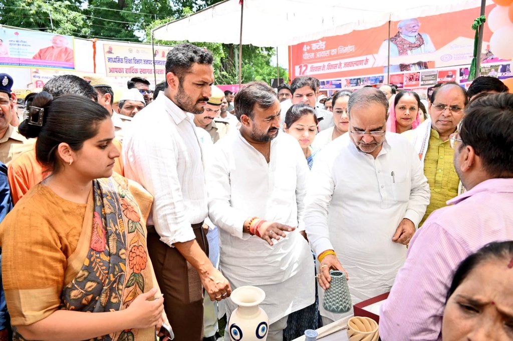 dmbulandshahr's tweet photo. केन्द्र सरकार के 12 वर्ष पूर्ण होने व उ०प्र०में संचालित विविध परियोजनाओं, सुदृढ़ मॉडल, विकसित उ०प्र० 2047 पर आधारित 4 दिवसीय #चित्रप्रर्दशनी का मा० कैबिनेट मंत्री श्री @Bhupendraupbjp जी व अन्य मा० जनप्रतिनिधिगणों ने शुभारम्भ किया तथा विविध विभागों के स्टॉलों का अवलोकन किया गया। https://t.co/zTxEBN2flh